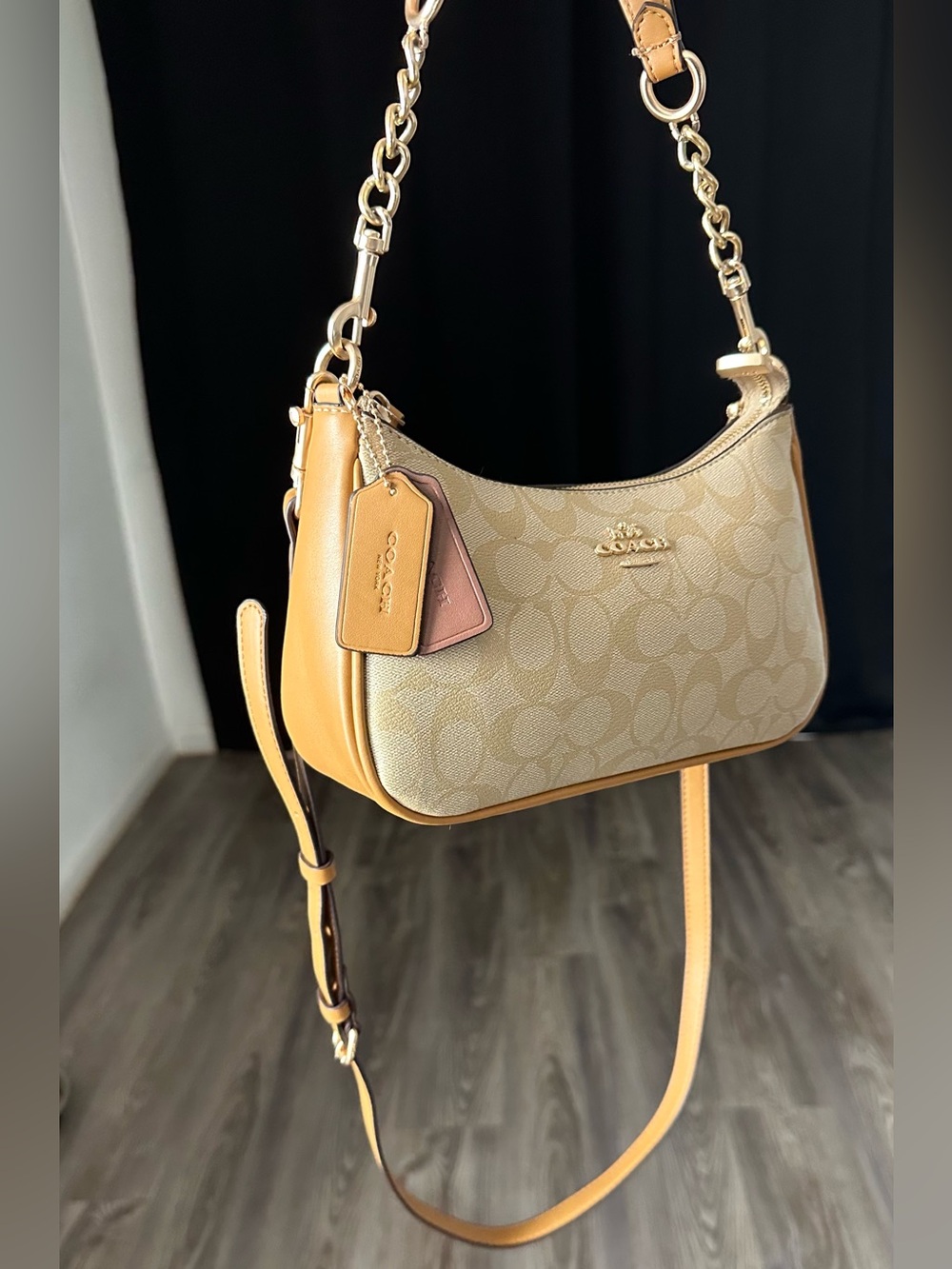 Coach Teri 2018 Shoulder Bag in Signature Canvas with Crossbody Strap - Picture 4 of 9